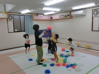 児童発達支援はればれ、４歳児の活動の様子です。ポンポン玉入れを行いました。