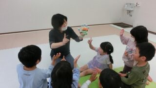 児童発達支援はればれ、木曜日の子ども達、手遊びを楽しみました。