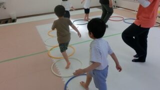 児童発達支援はればれ、火曜日の子ども達、ピアノに合わせてしっかり歩いています。