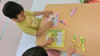 児童発達支援はればれ、水曜日の子ども達、絵本パズルの後、フープ遊びです。