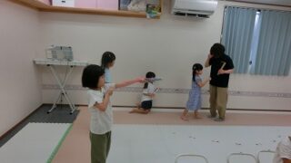 児童発達支援はればれ、５歳児年長の子ども達、空気でっぽうの制作です。