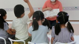 児童発達支援はればれ、５歳児のクラスでの読み聞かせの様子です。